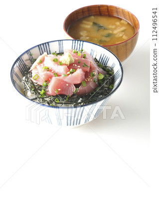 一碗切碎的鮪魚和味噌湯 一碗切碎的鮪魚和味噌湯 112496541