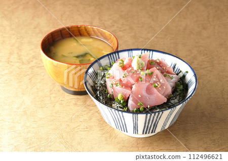 A bowl of chopped tuna and miso soup 112496621