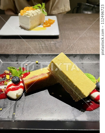 Cafe cake plate pistachio cheesecake 112496723