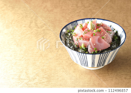 Heaped tuna bowl, seafood bowl 112496857