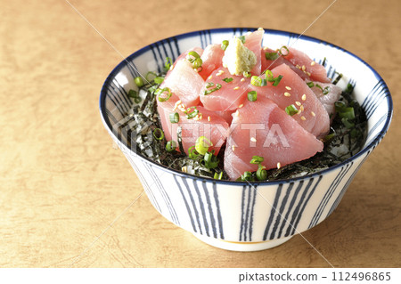 Heaped tuna bowl, seafood bowl Heaped tuna bowl, seafood bowl 112496865