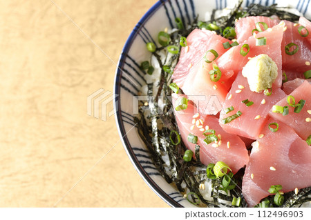 Heaped tuna bowl, seafood bowl 112496903