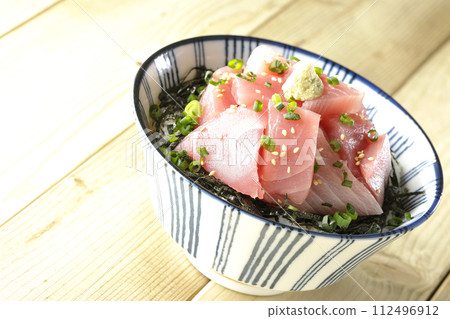 Heaped tuna bowl, seafood bowl 112496912