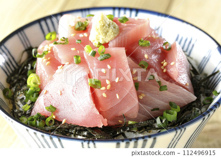 Heaped tuna bowl, seafood bowl 112496915