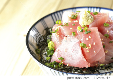 Heaped tuna bowl, seafood bowl Heaped tuna bowl, seafood bowl 112496916