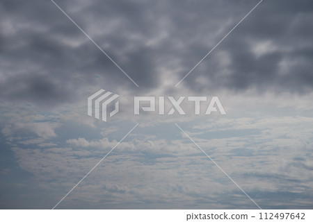多雲的天空 多雲的天空 多雲 多雲的天空 多雲的天空 多雲 112497642