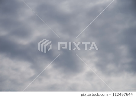 多雲的天空 多雲的天空 多雲 多雲的天空 多雲的天空 多雲 112497644