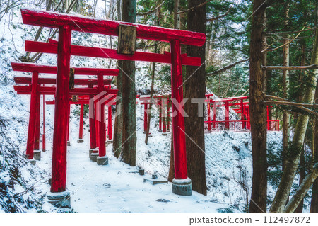 Manzo Inari Shrine in winter, vermillion torii gate 112497872