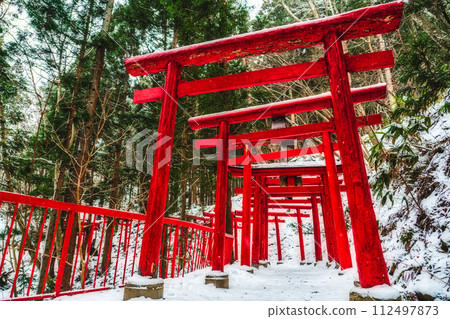 Manzo Inari Shrine in winter, vermillion torii gate 112497873