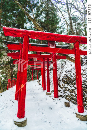 Manzo Inari Shrine in winter, vermillion torii gate 112497876