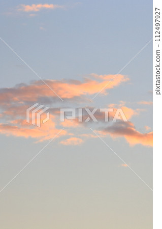 黃昏時分，雲彩變成粉紅色 112497927