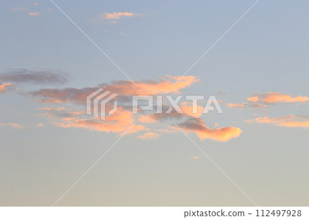 黃昏時分,雲彩變成粉紅色 黃昏時分,雲彩變成粉紅色 112497928