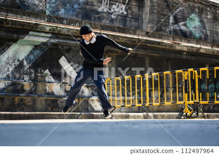 Full length shot of attractive male hip hop dancer practicing dance on the street Full length shot of attractive male hip hop dancer practicing dance on the street 112497964