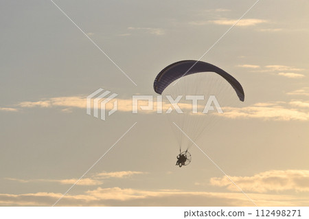 機動滑翔傘在黃昏時起飛至天空 機動滑翔傘在黃昏時起飛至天空 112498271