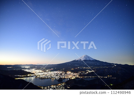 從富士山雙露台眺望河口湖<Shindo Pass> 112498946