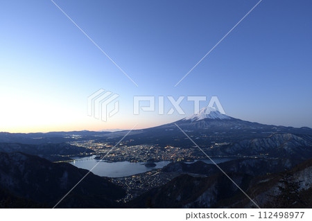 View of Lake Kawaguchi from Fujiyama Twin Terrace <Shindo Pass> 112498977