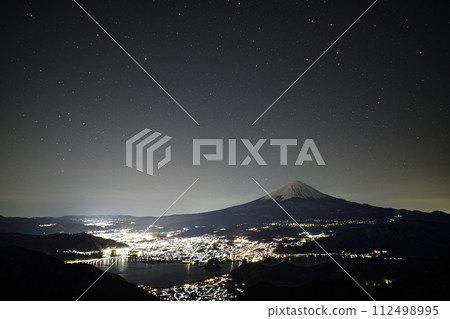 View of Lake Kawaguchi from Fujiyama Twin Terrace <Shindo Pass> 112498995