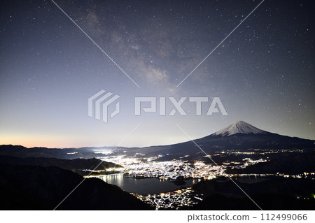 View of Lake Kawaguchi from Fujiyama Twin Terrace <Shindo Pass> 112499066