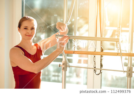 Athletic woman in sports wear training toughness and balance 112499376