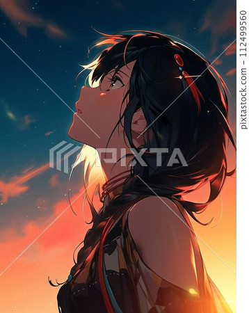 一個女人抬頭望著夕陽染紅的天空 112499560