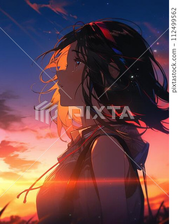 一個女人抬頭望著夕陽染紅的天空 112499562