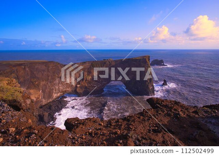 Elephant Rock, a landmark on Dyrholay Beach, Iceland Elephant Rock, a landmark on Dyrholay Beach, Iceland 112502499