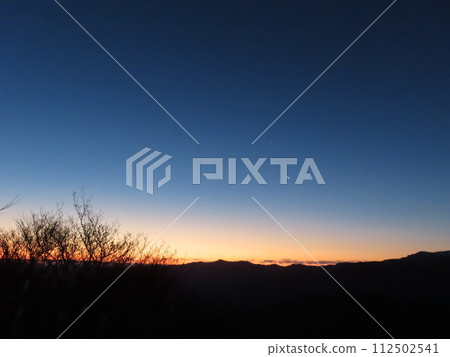 冬天的高見山（通往山頂的山路看到的早晨日出） 112502541