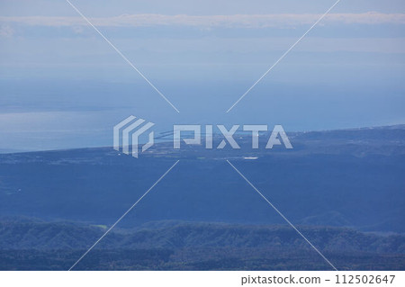 Shiraoi fishing port from the summit of Mt. Tarumae, Hokkaido 112502647