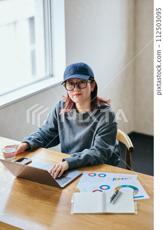 鍵入計算機的少婦 112503095