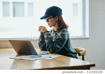 有玻璃的一個少婦 112503109