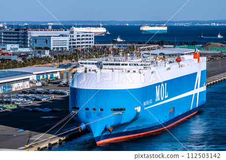 Japan's Yokohama cityscape Three ships trampled together, an impressive car carrier (with consecutive photos). Daikoku Pier and Tokyo Bay 112503142
