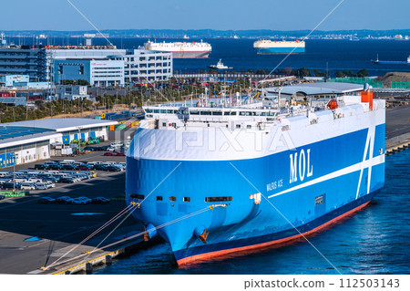 Japan's Yokohama cityscape Three ships trampled together, an impressive car carrier (with consecutive photos). Daikoku Pier and Tokyo Bay Japan's Yokohama cityscape Three ships trampled together, an impressive car carrier (with consecutive photos). Daikoku Pier and Tokyo Bay 112503143