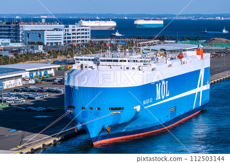 Japan's Yokohama cityscape Three ships trampled together, an impressive car carrier (with consecutive photos). Daikoku Pier and Tokyo Bay Japan's Yokohama cityscape Three ships trampled together, an impressive car carrier (with consecutive photos). Daikoku Pier and Tokyo Bay 112503144