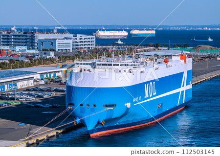 日本橫濱市容 三艘船並列，令人印象深刻的汽車航空母艦（附圖）。大黑碼頭和東京灣 112503145