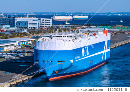 日本橫濱市容 三艘船並列，令人印象深刻的汽車航空母艦（附圖）。大黑碼頭和東京灣 112503146