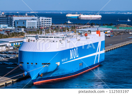 Japan's Yokohama cityscape Three ships trampled together, an impressive car carrier (with consecutive photos). Daikoku Pier and Tokyo Bay 112503197