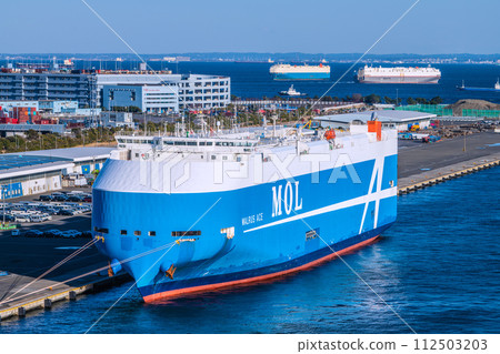 Japan's Yokohama cityscape Three ships trampled together, an impressive car carrier (with consecutive photos). Daikoku Pier and Tokyo Bay 112503203