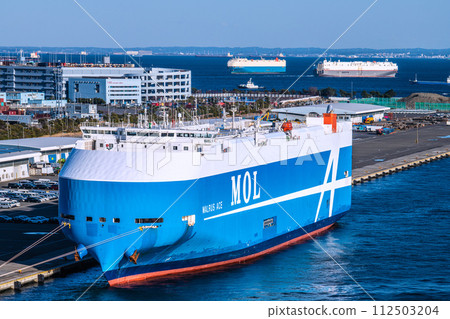 Japan's Yokohama cityscape Three ships trampled together, an impressive car carrier (with consecutive photos). Daikoku Pier and Tokyo Bay Japan's Yokohama cityscape Three ships trampled together, an impressive car carrier (with consecutive photos). Daikoku Pier and Tokyo Bay 112503204