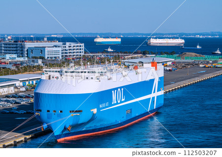 日本橫濱市容 三艘船並列,令人印象深刻的汽車航空母艦(附圖)。大黑碼頭和東京灣 日本橫濱市容 三艘船並列,令人印象深刻的汽車航空母艦(附圖)。大黑碼頭和東京灣 112503207