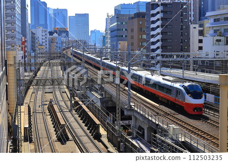 A train that runs through the city over Kanda Pass A train that runs through the city over Kanda Pass 112503235