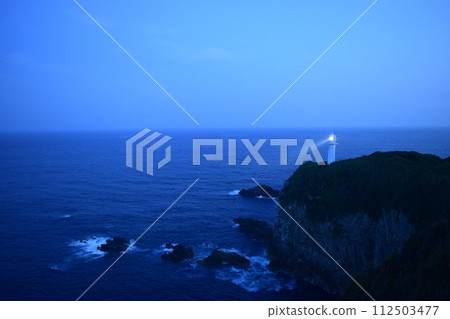 在黃昏的海角Ashizuri燈塔 在黃昏的海角Ashizuri燈塔 112503477