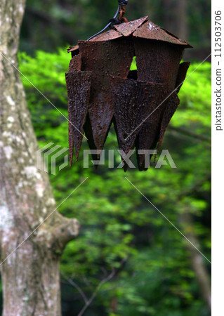 rusty lantern 112503706