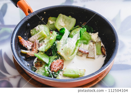 炒好的材料中加入鮮奶油 112504104