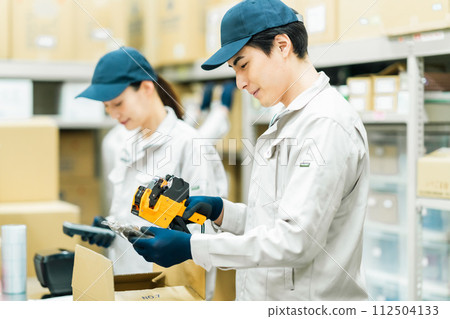 年輕工人在後院貼標籤 112504133