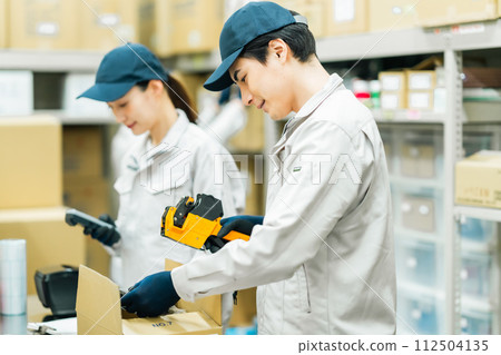 年輕工人在後院貼標籤 112504135