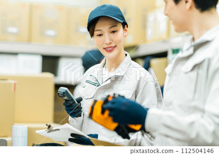 年輕工人在後院測量體重 112504146