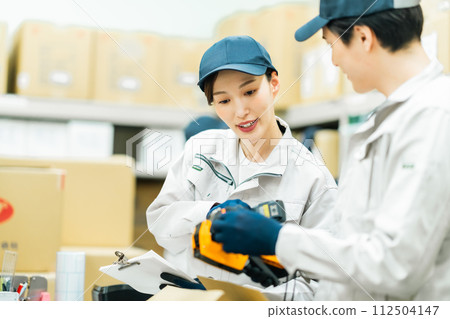 Young worker measuring weight in the backyard 112504147