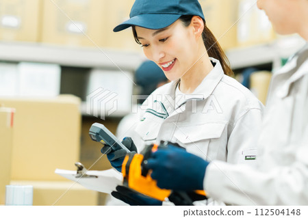 Young worker measuring weight in the backyard 112504148