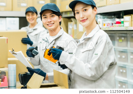 年輕的工作人員在箱子上工作 112504149