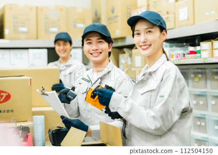 年輕的工作人員在箱子上工作 年輕的工作人員在箱子上工作 112504150